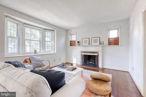Living - 724 Murdock Rd, Baltimore, MD 21212 photo 8 of 10