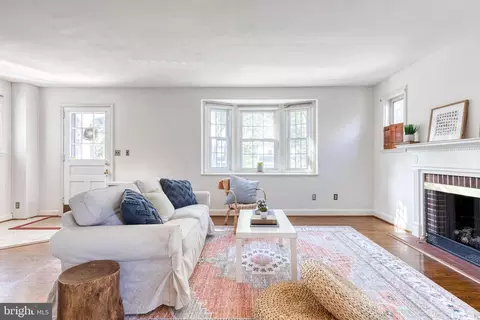 Living - 724 Murdock Rd, Baltimore, MD 21212 photo 2 of 10