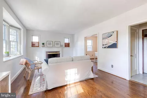 Living - 724 Murdock Rd, Baltimore, MD 21212 photo 3 of 10