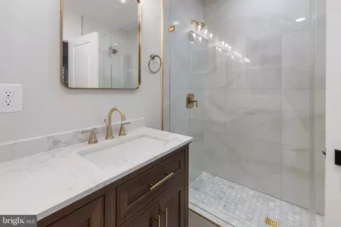 Bath - 514 Dunkirk Rd, Baltimore, MD 21212 photo 1 of 4