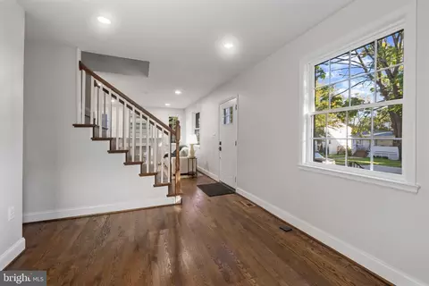 Entry Way - 514 Dunkirk Rd, Baltimore, MD 21212 photo 2 of 4
