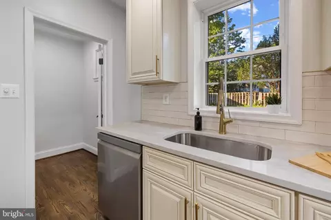 Entry Way - 514 Dunkirk Rd, Baltimore, MD 21212 photo 3 of 4