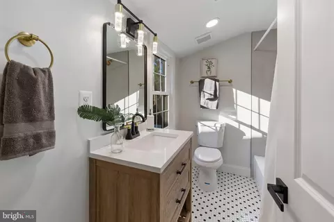 Bath - 514 Dunkirk Rd, Baltimore, MD 21212 photo 2 of 4