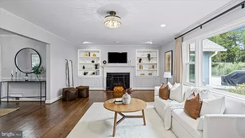 Living - 514 Hampton Ln, Towson, MD 21286 photo 5 of 6