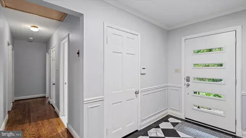 Entry Way - 514 Hampton Ln, Towson, MD 21286 photo 1 of 6