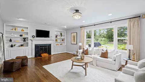 Living - 514 Hampton Ln, Towson, MD 21286 photo 4 of 6