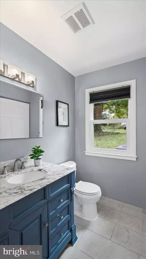 Bath - 514 Hampton Ln, Towson, MD 21286 photo 3 of 5