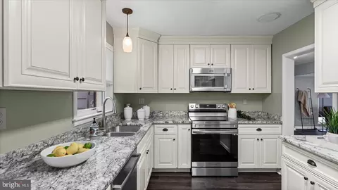 Kitchen - 514 Hampton Ln, Towson, MD 21286 photo 2 of 4
