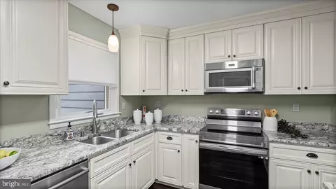 Kitchen - 514 Hampton Ln, Towson, MD 21286 photo 3 of 4
