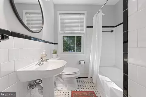 Bath - 7420 Stanmore Ct, Baltimore, MD 21212 photo 1 of 2