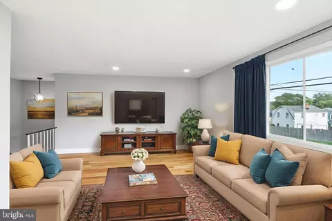 Living - 5006 Shelbourne Rd, Halethorpe, MD 21227 photo 4 of 8