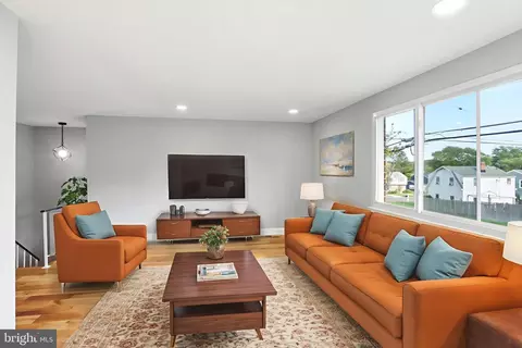 Living - 5006 Shelbourne Rd, Halethorpe, MD 21227 photo 5 of 8