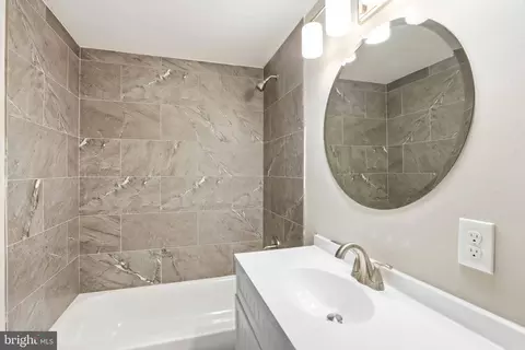 Bath - 5006 Shelbourne Rd, Halethorpe, MD 21227 photo 2 of 5