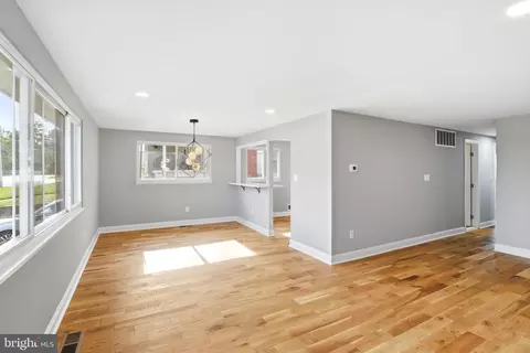 Living - 5006 Shelbourne Rd, Halethorpe, MD 21227 photo 2 of 8