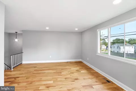 Living - 5006 Shelbourne Rd, Halethorpe, MD 21227 photo 3 of 8