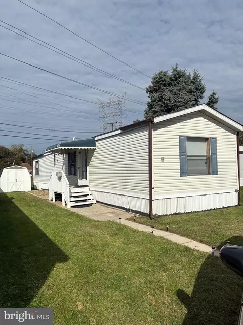 9 Vista Mobile Dr, Dundalk, MD 21222