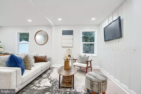 2 Sidewell Ct, Essex, MD 21221