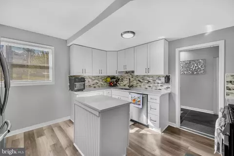 Entry Way - 173 Baltimore Ave, Halethorpe, MD 21227 photo 7 of 12