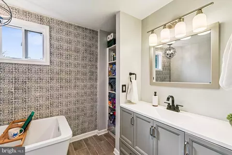 Bath - 5701 1st Ave, Halethorpe, MD 21227 photo 4 of 5