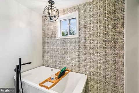 Bath - 5701 1st Ave, Halethorpe, MD 21227 photo 5 of 5