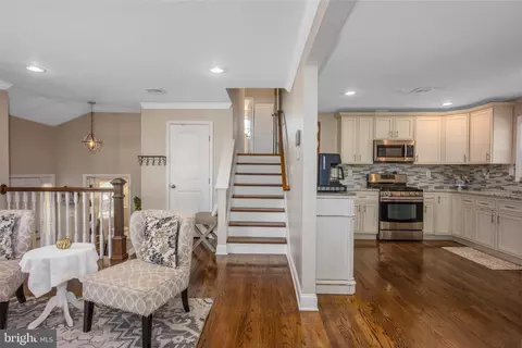 Entry Way - 8442 Coco Rd, Rosedale, MD 21237 photo 6 of 8