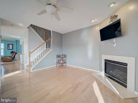 Living - 815 Lowe Rd, Middle River, MD 21220 photo 3 of 6