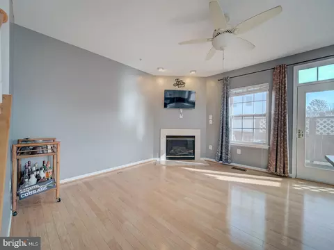 Living - 815 Lowe Rd, Middle River, MD 21220 photo 4 of 6