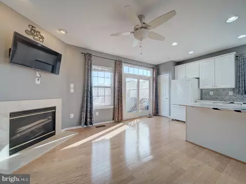 Living - 815 Lowe Rd, Middle River, MD 21220 photo 5 of 6
