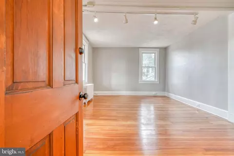 6 Cromarty Rd, Baltimore, MD 21229 photo 5