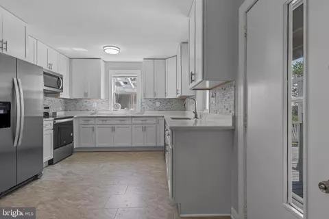 Entry Way - 5834 Stevens Rd, White Marsh, MD 21162 photo 7 of 13
