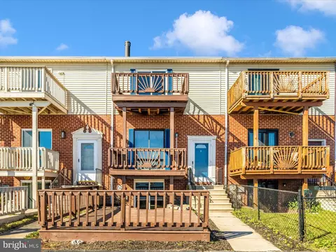 18 Villa Capri Cir, Essex, MD 21221