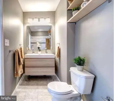 Bath - 4306 Belmar Ave, Baltimore, MD 21206 photo 1 of 4
