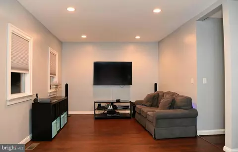 Entry Way - 4306 Belmar Ave, Baltimore, MD 21206 photo 2 of 5