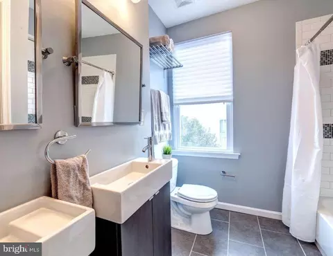 Bath - 4306 Belmar Ave, Baltimore, MD 21206 photo 3 of 4