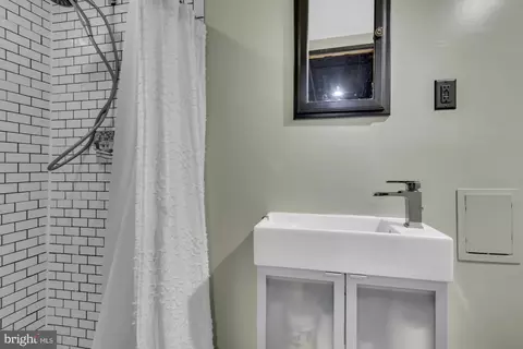 Bath - 315 Westowne Rd, Baltimore, MD 21229 photo 5 of 5