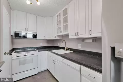 Kitchen - 205 E Joppa Rd #1902, Towson, MD 21286 photo 2 of 3