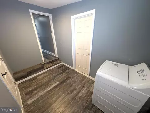 Entry Way - 8102 Cornwall Rd, Dundalk, MD 21222 photo 5 of 7