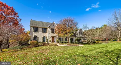 2 Hillsyde Ct, Cockeysville, MD 21030