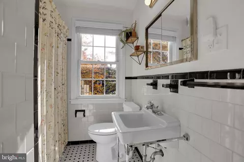 Bath - 418 Chumleigh Rd, Baltimore, MD 21212 photo 1 of 2