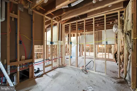 Entry Way - 4 W Overlea Ave, Baltimore, MD 21206 photo 5 of 18