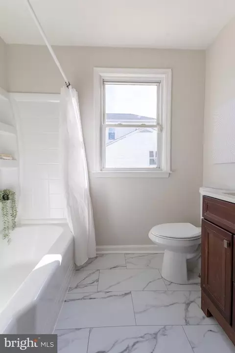 Bath - 618 Wilson Ave, Baltimore, MD 21224 photo 1 of 9