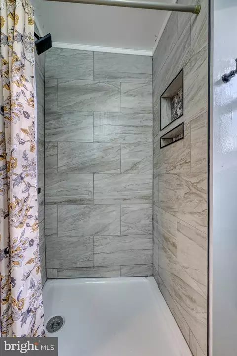 Bath - 606 Aldershot Rd, Baltimore, MD 21229 photo 2 of 5