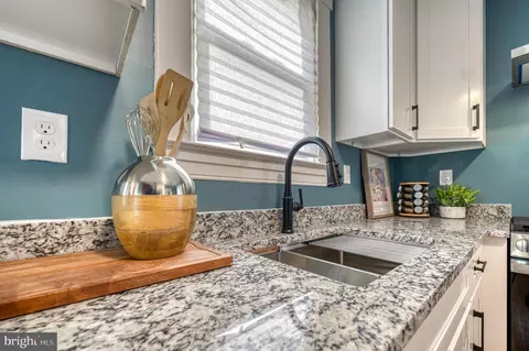 Kitchen - 606 Aldershot Rd, Baltimore, MD 21229 photo 2 of 6