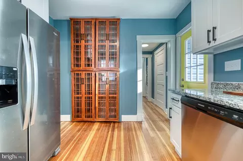 Entry Way - 606 Aldershot Rd, Baltimore, MD 21229 photo 5 of 7