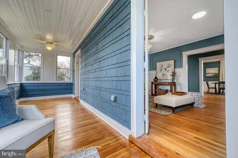 Entry Way - 606 Aldershot Rd, Baltimore, MD 21229 photo 6 of 7