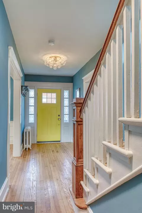 Entry Way - 606 Aldershot Rd, Baltimore, MD 21229 photo 4 of 7