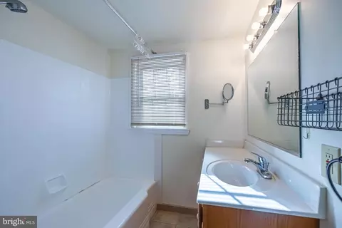 Bath - 1243 Linden Ave, Halethorpe, MD 21227 photo 4 of 5