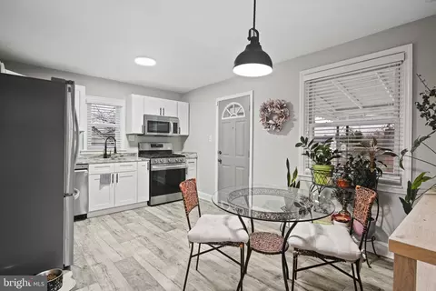 Entry Way - 3417 Fairview Rd, Baltimore, MD 21207 photo 4 of 10