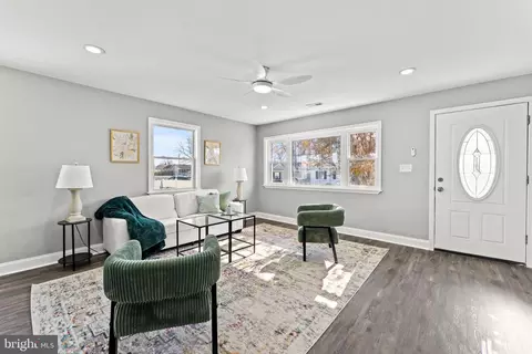 Living - 1013 Cord St, Middle River, MD 21220 photo 2 of 5