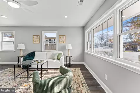 Living - 1013 Cord St, Middle River, MD 21220 photo 1 of 5